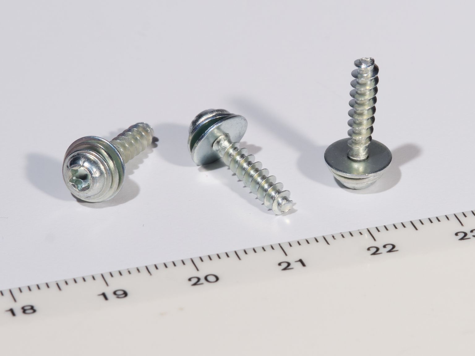 Verschiedene Schweißschrauben und -muttern